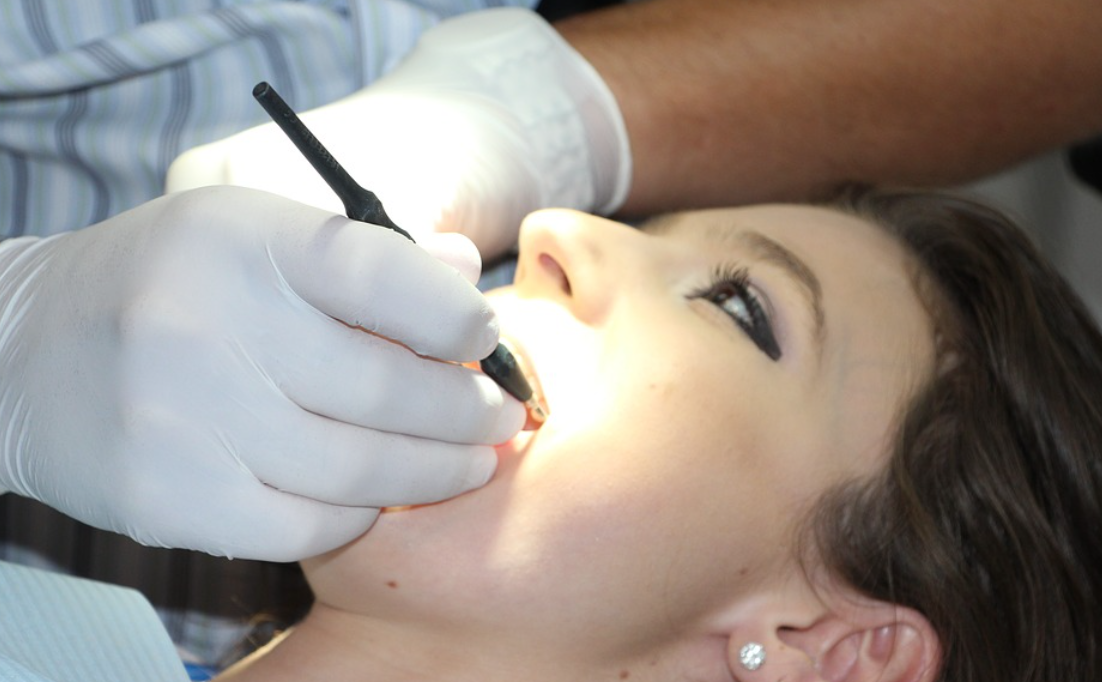 žena u zubaře